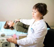 Врач проводит УЗИ процедуру